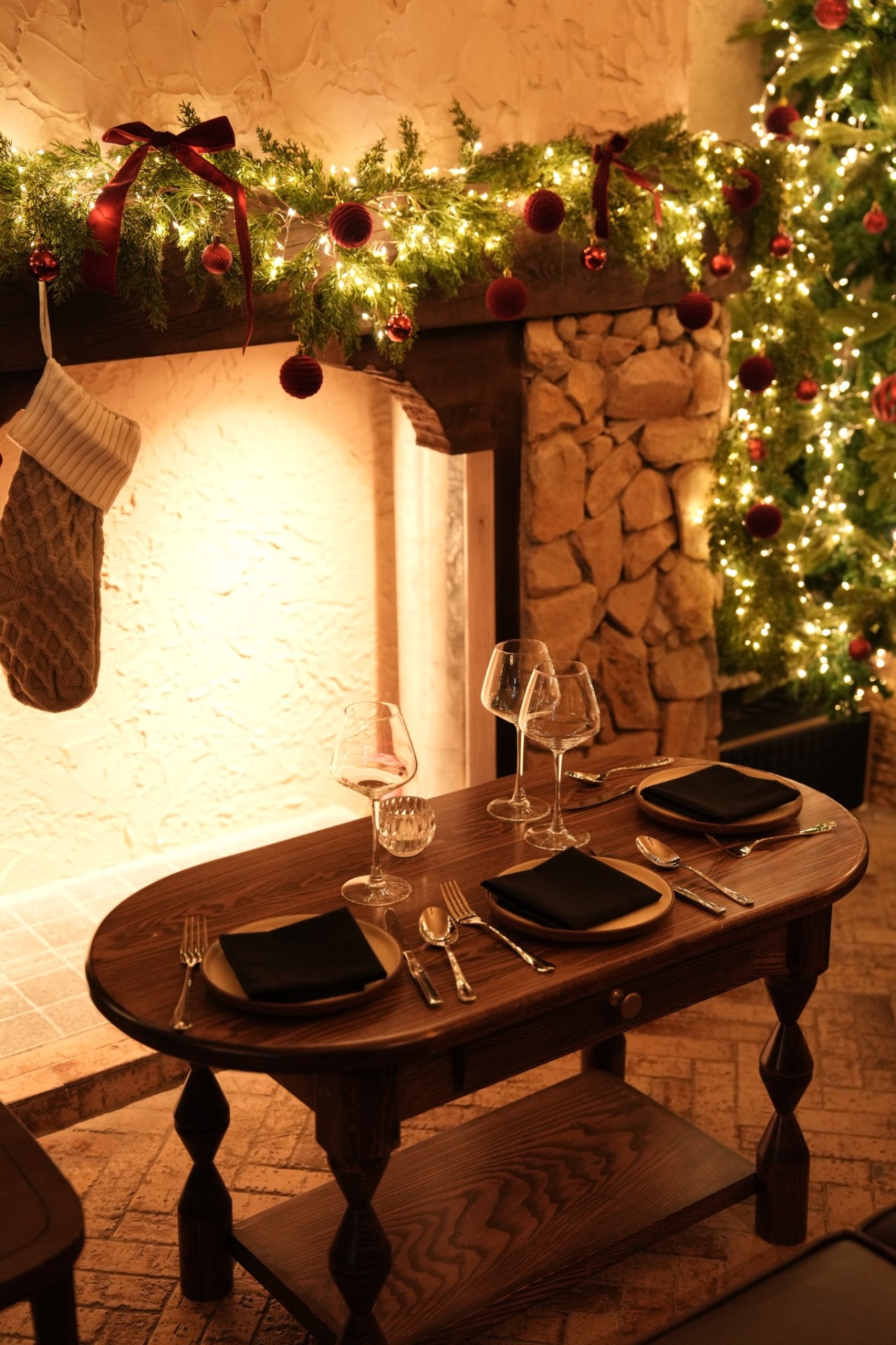 Papa Pizza fireplace setting