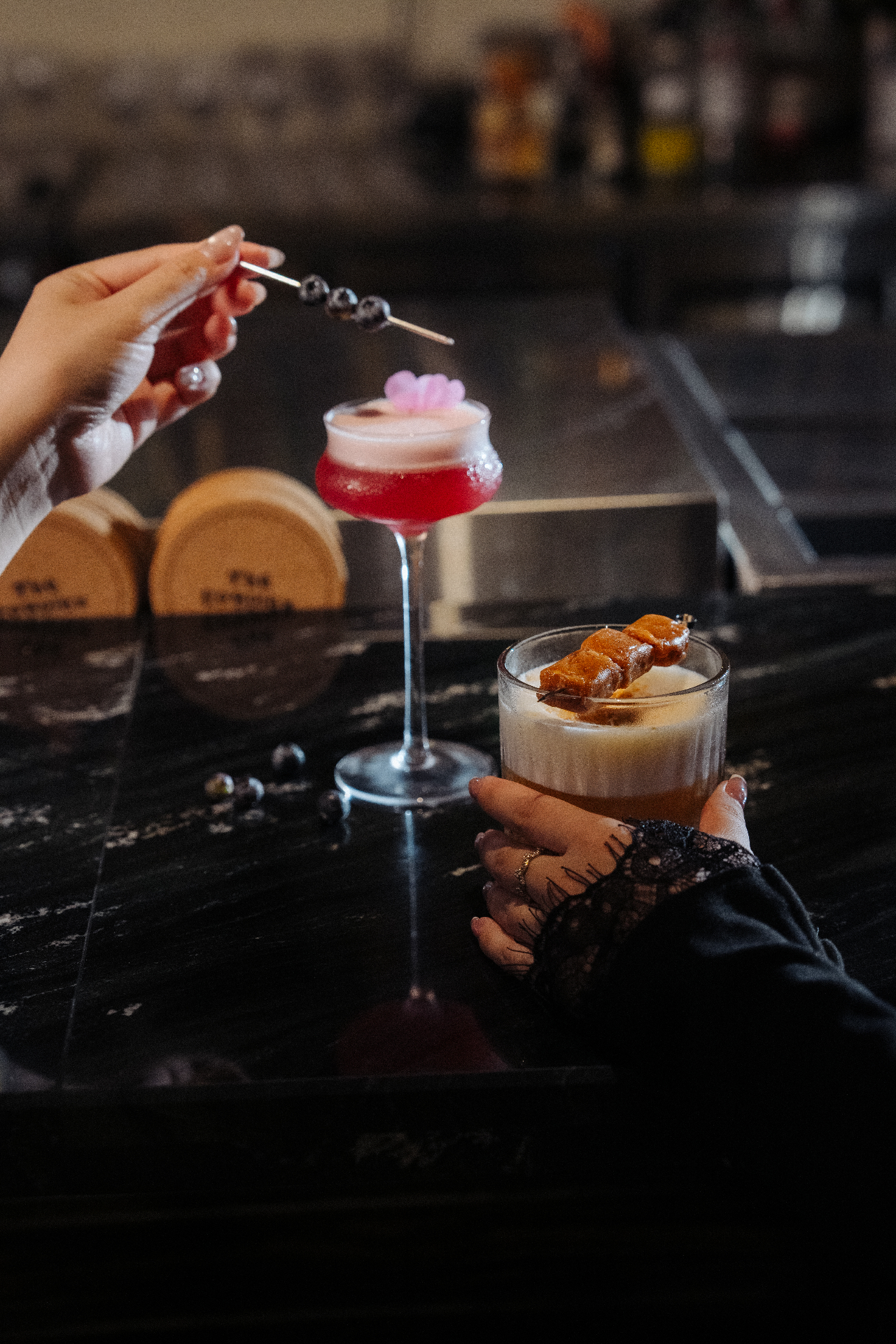 Khách nâng ly cocktail tại Muối Mè Cocktail Bar