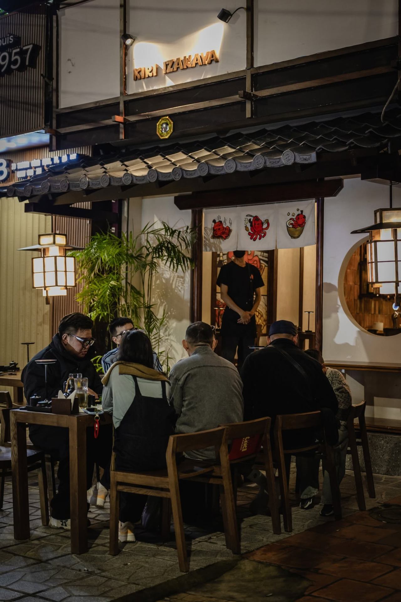 Mặt tiền Kiri Izakaya buổi tối