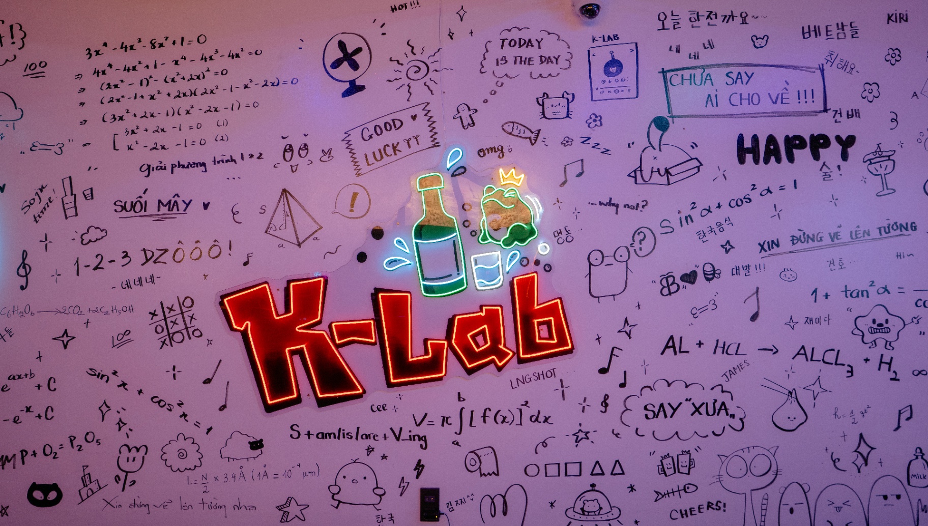 Bảng neon K-LAB với hình vẽ doodle