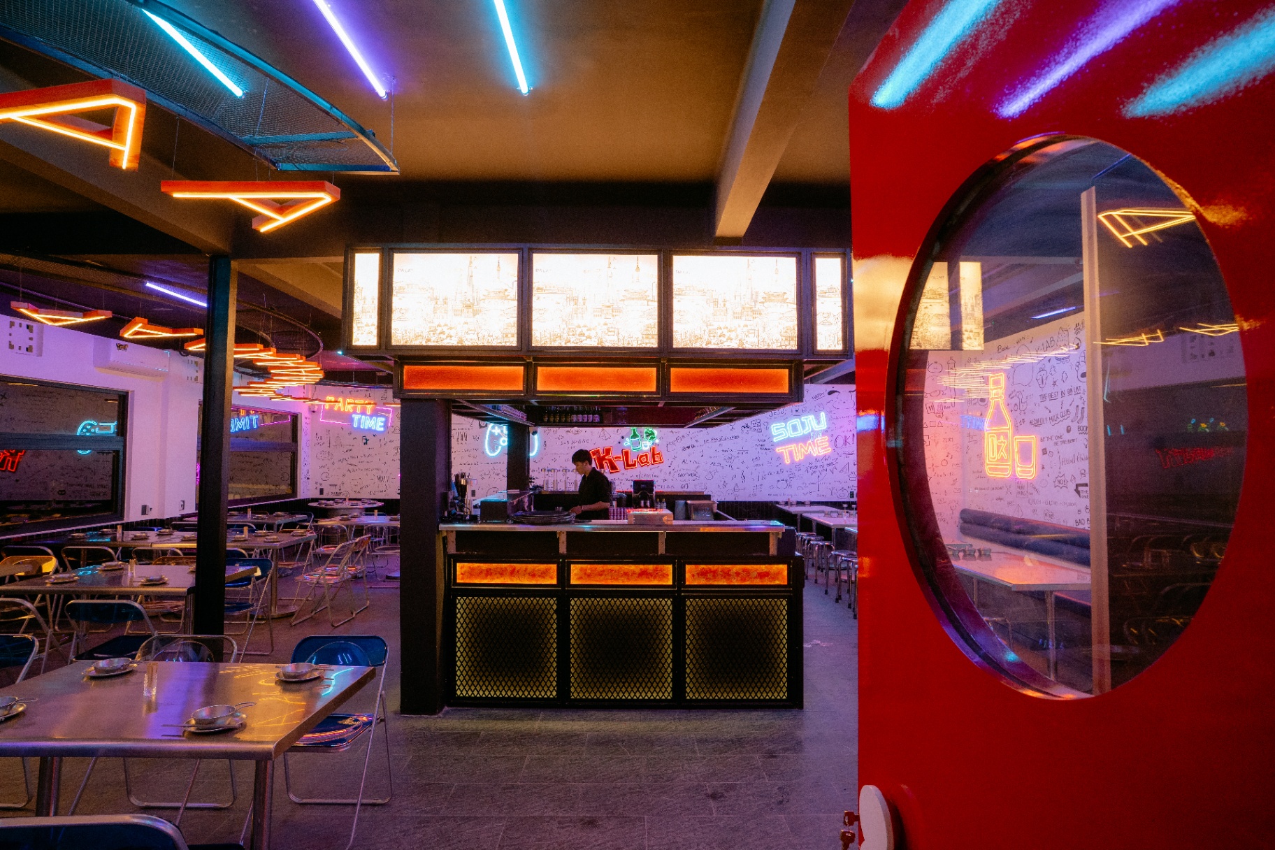 Quầy bar K-LAB và cửa tròn đỏ