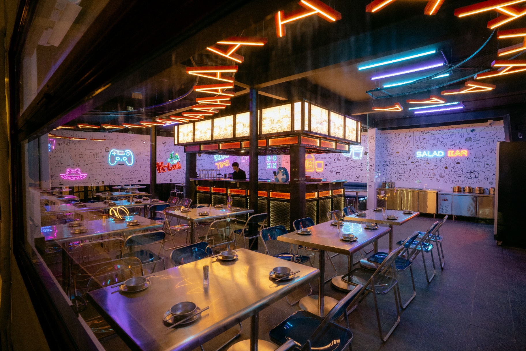 Không gian K-LAB với đèn neon chữ A