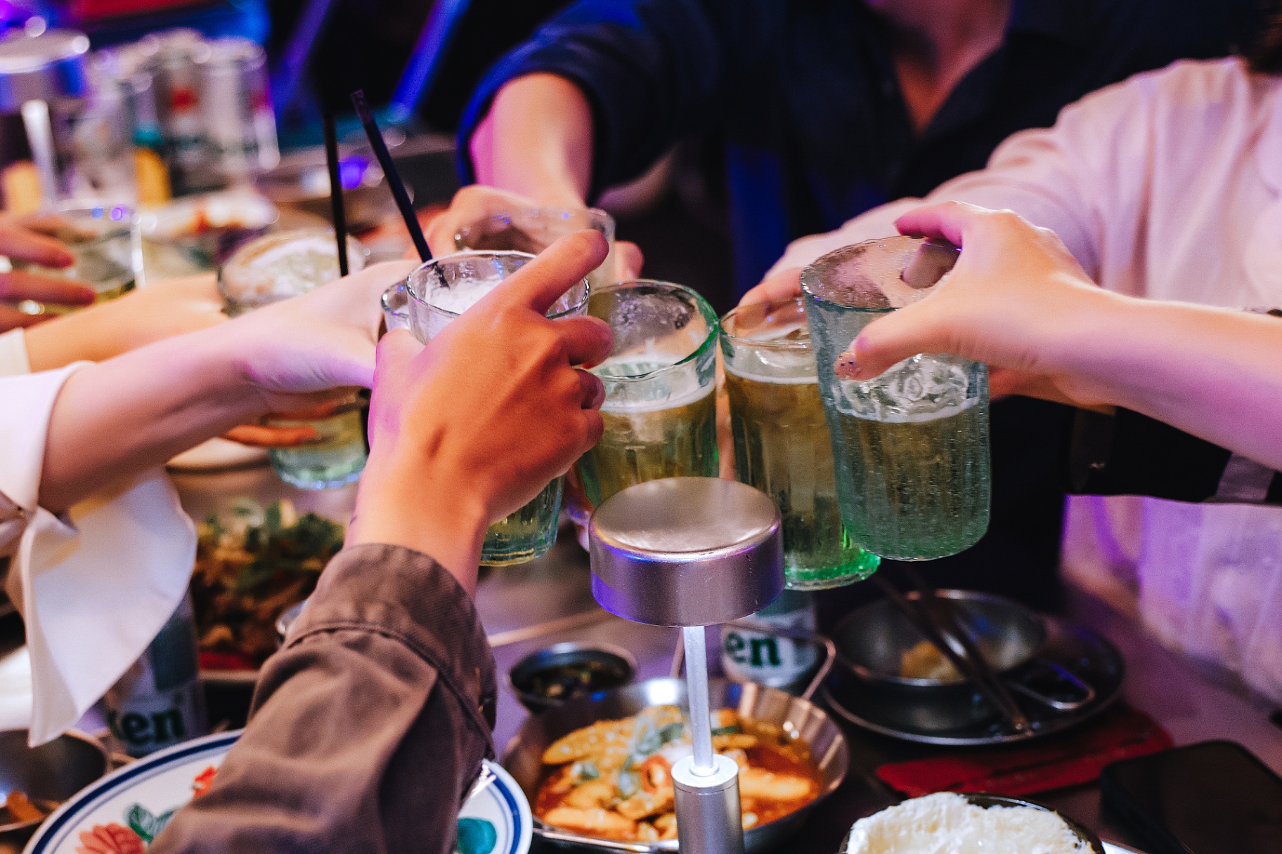 Cụng ly bia tại K-LAB