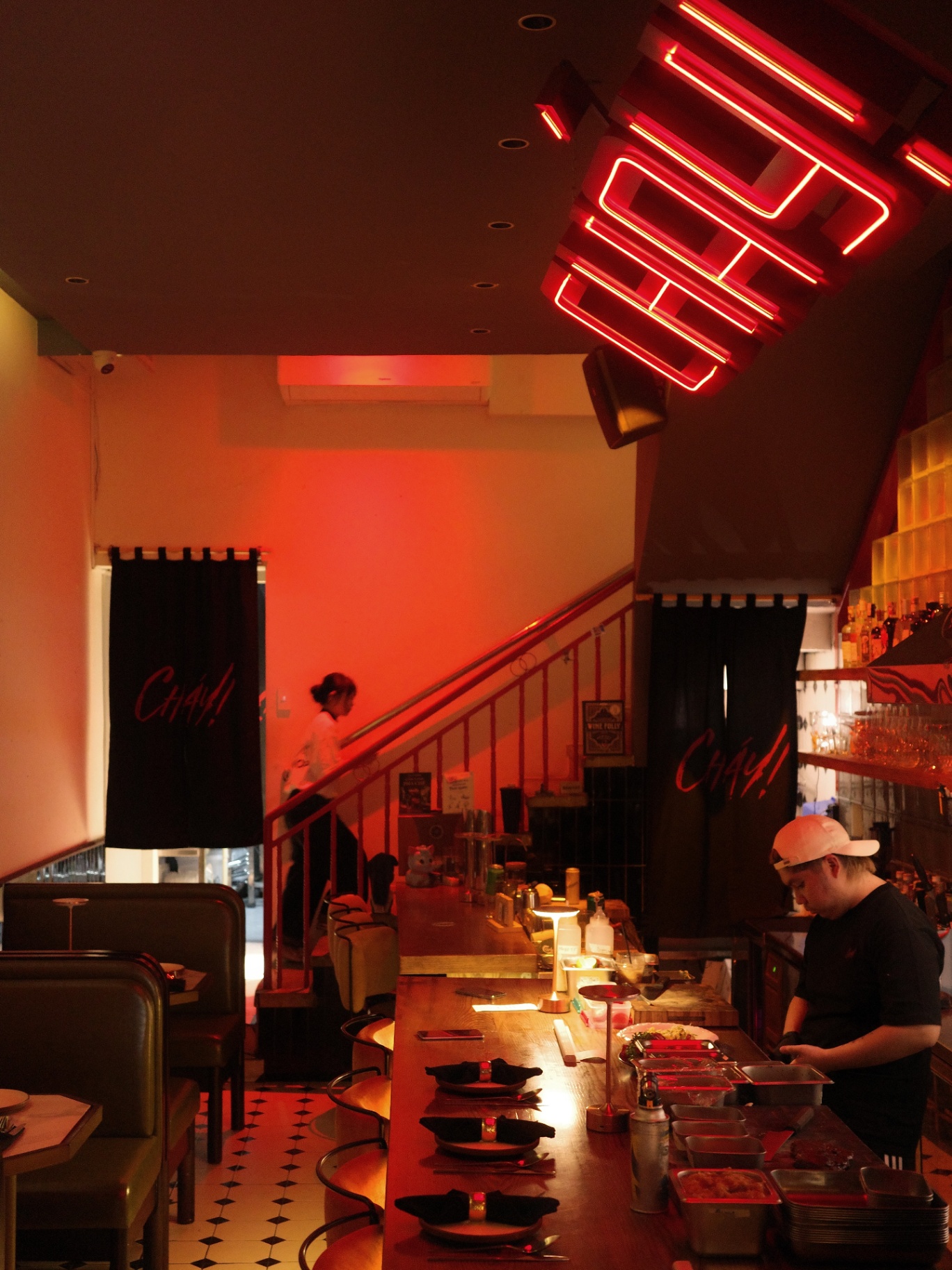 Cháy! neon bar interior