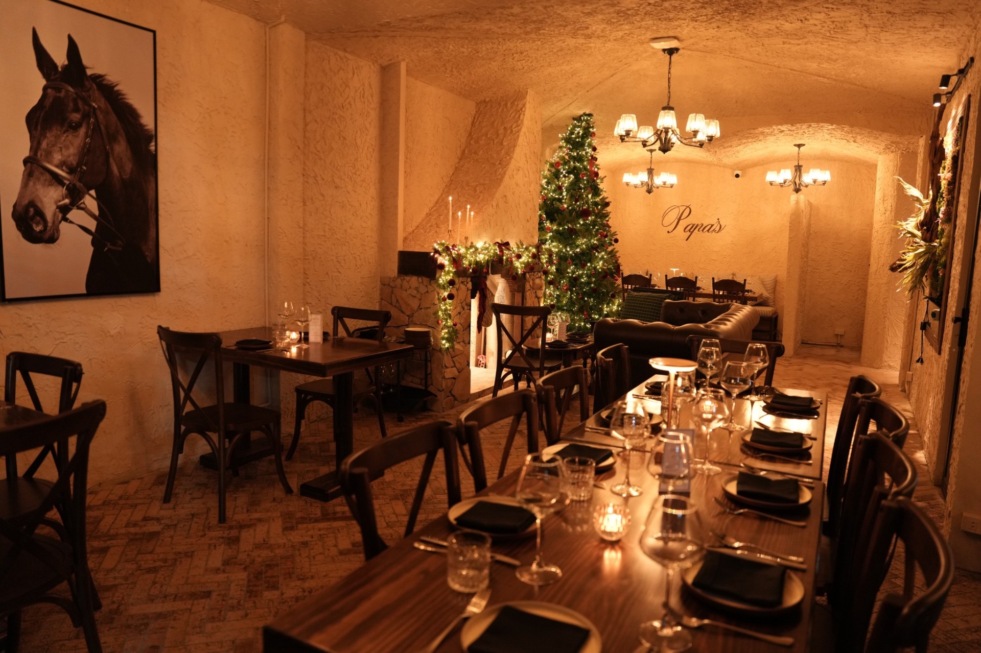 Papa Pizza dining room