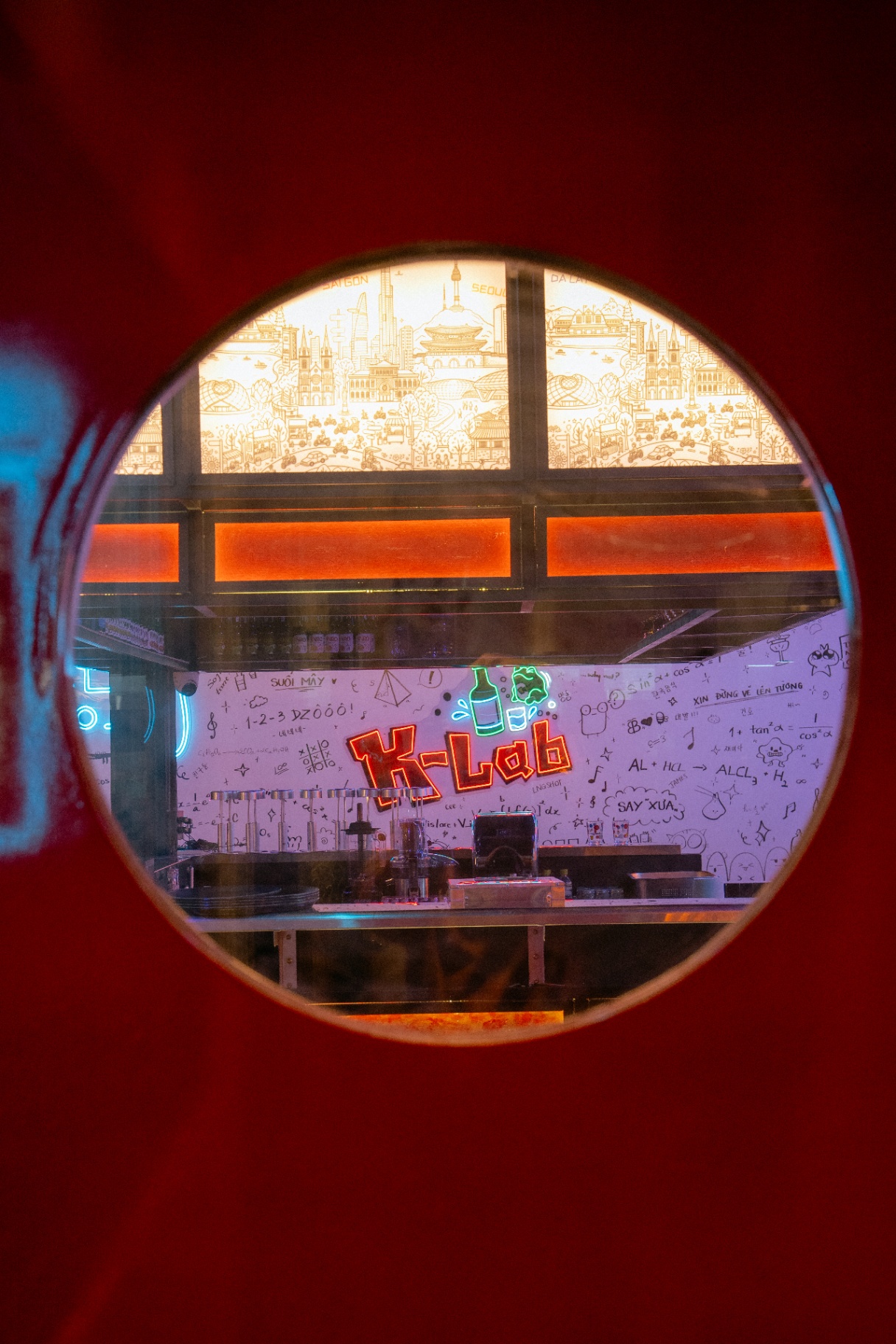 Cửa tròn nhìn vào quầy K-LAB