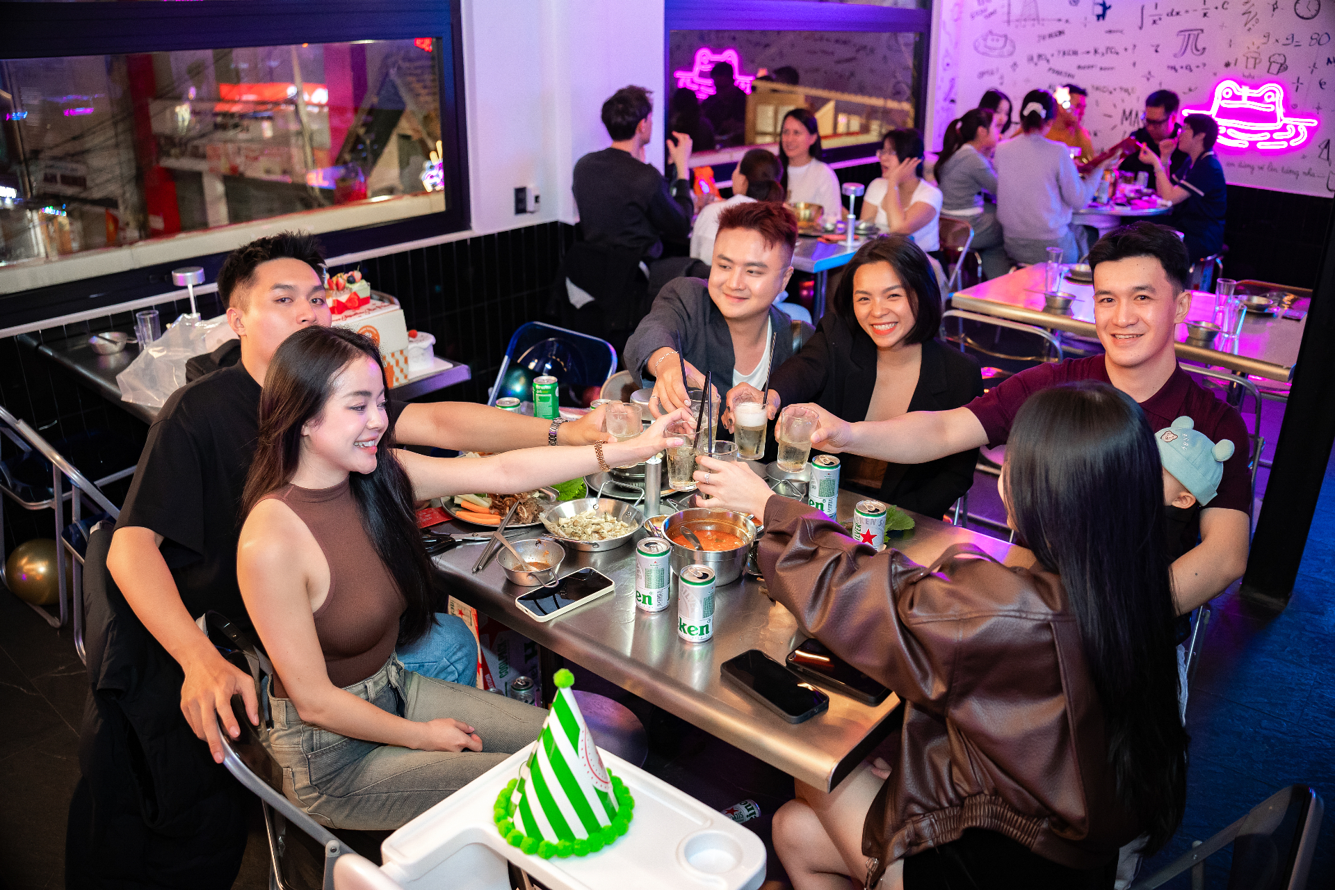 Nhóm bạn cụng ly tại K-LAB