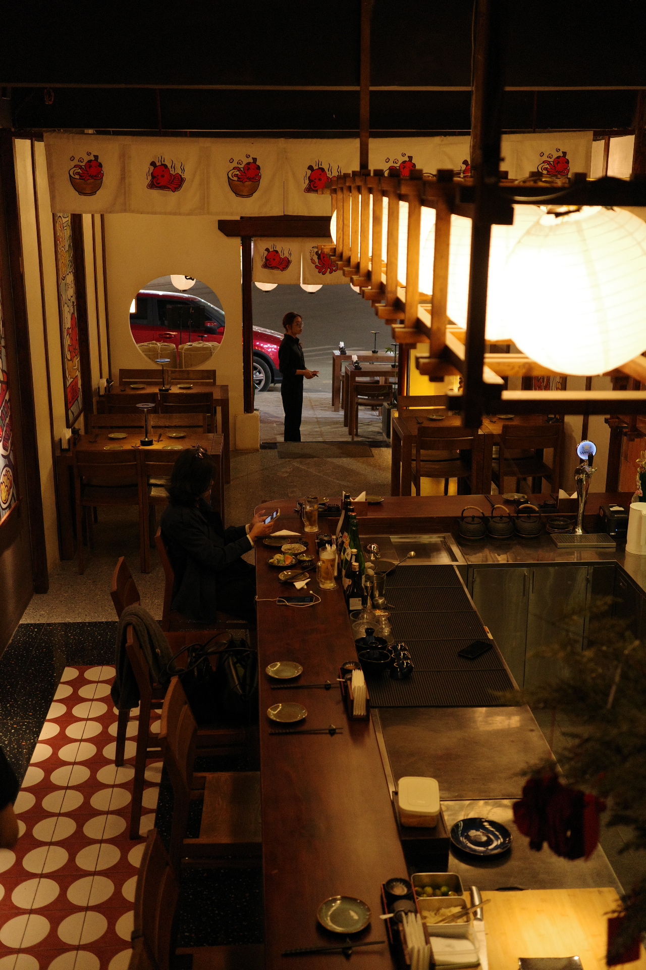 Không gian quầy bar và đèn lồng tại Kiri Izakaya
